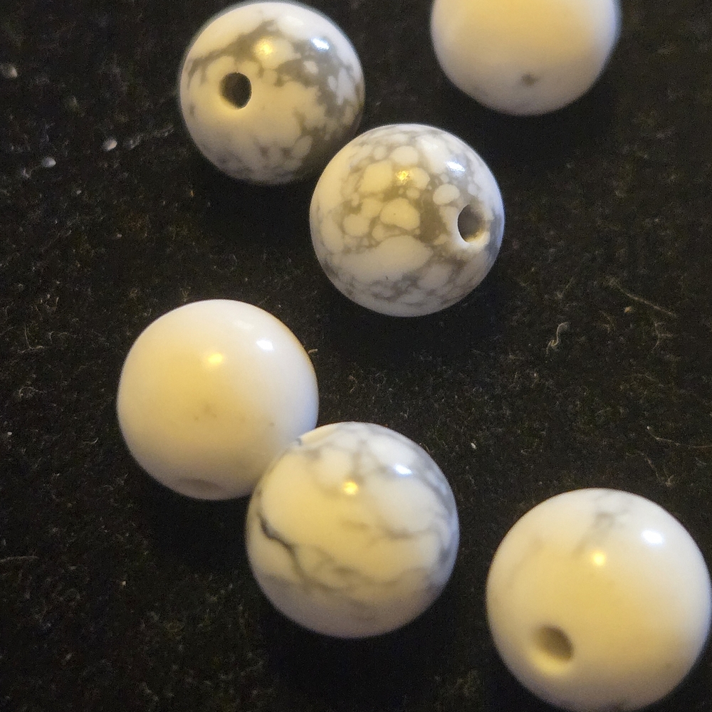 HOWLOITE Marbled Beads